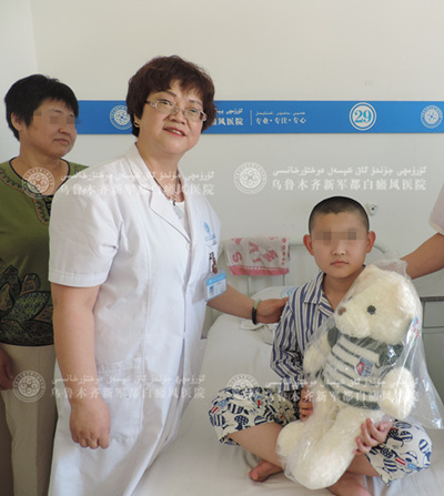 李奕为儿童送祝福.jpg
